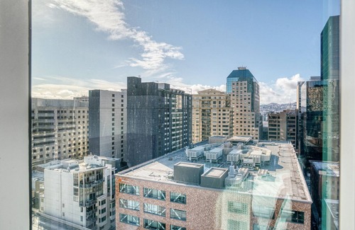 South Beach Apartment | Tasteful Rincon Hill 1BR w/W/D, Gym & Pool, near Tech HQs, by Blueground