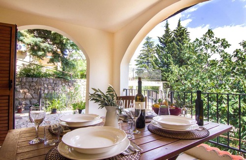 Kornic Apartment | Tasteful vacation apartment near the sea