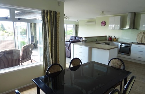 Taupo House | Taupo Harbour Retreat, GREAT VIEWS, Private, Wifi, Prime Video, Rate is 4 people