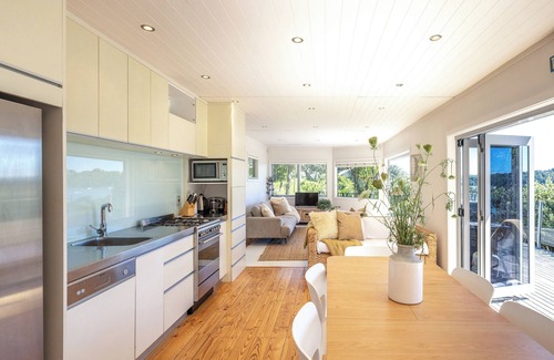 Oneroa House | TAWA COTTAGE | Coast & Country | WINTER DEAL - Stay for 3, Pay for 2