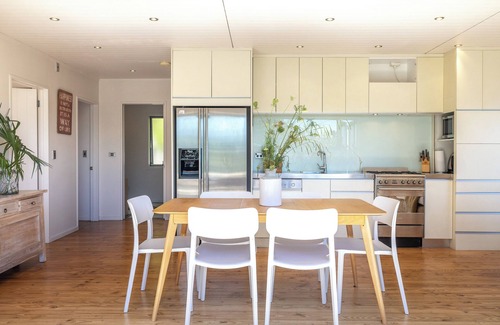 Oneroa House | TAWA COTTAGE | Coast & Country | WINTER DEAL - Stay for 3, Pay for 2