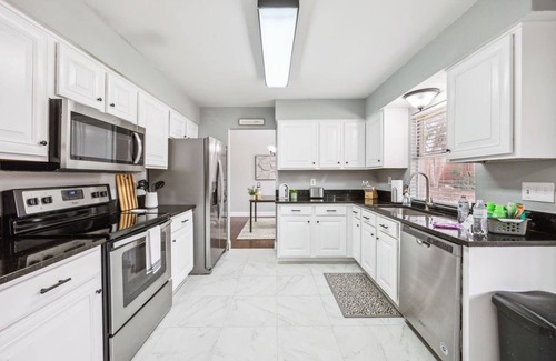 Euless House | TCH - Cozy 3bd/2ba Home with desk in Euless