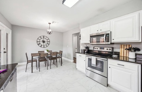 Euless House | TCH - Cozy 3bd/2ba Home with desk in Euless