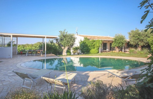 Triggianello House | TD Il Vecchio Fienile Outdoor Kitchen w/Pool View