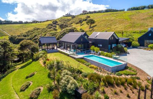 Omiha House | Te Whau Retreat - Whole Property - Be My Guest Waiheke