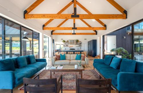 Omiha House | Te Whau Retreat - Whole Property - Be My Guest Waiheke