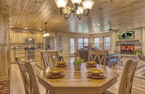 Wears Valley House | Teaberry Vista Lodge with a Million Dollar Valley View-5 minutes to the GSMNP