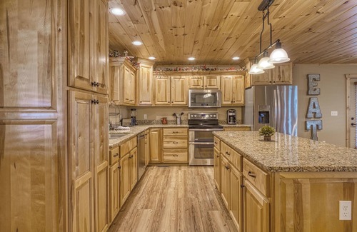 Wears Valley House | Teaberry Vista Lodge with a Million Dollar Valley View-5 minutes to the GSMNP