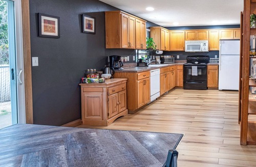 Albany House | Teak: a Family Home. 5 TVs, backyard, pet friendly
