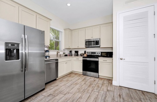 West Kissimmee Cottage | Teenie Bikini Cottage with Private Hot Tub near Disney with Margaritaville.