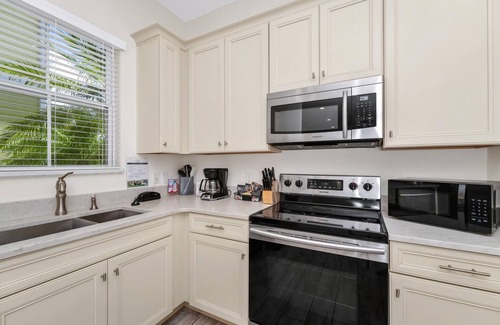 West Kissimmee Cottage | Teenie Bikini Cottage with Private Hot Tub near Disney with Margaritaville.