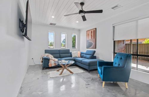 Lake Albert House | Telopea - Contemporary & Refined Sophistication