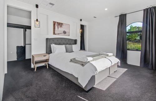 Lake Albert House | Telopea - Contemporary & Refined Sophistication
