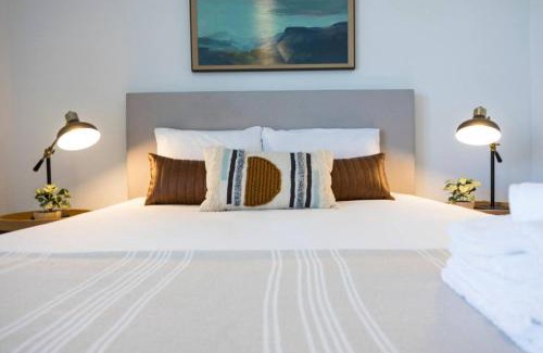 Charlotte Park House | Ten Minutes to Broadway Unwind in Style