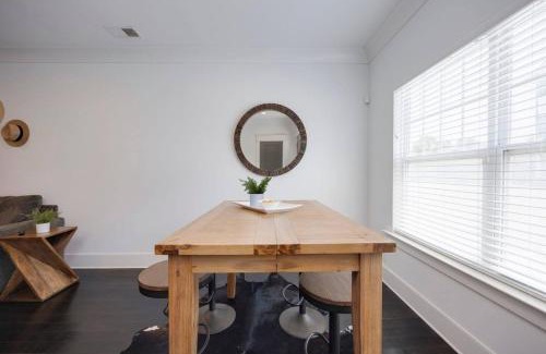 Charlotte Park House | Ten Minutes to Broadway Unwind in Style