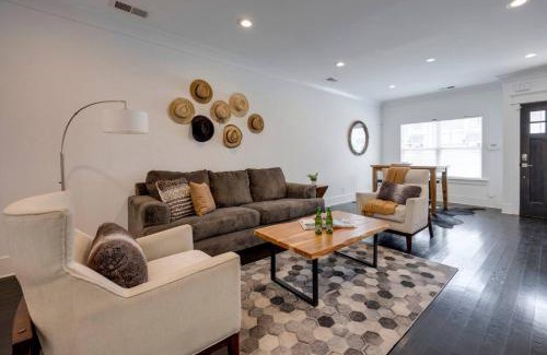 Charlotte Park House | Ten Minutes to Broadway Unwind in Style