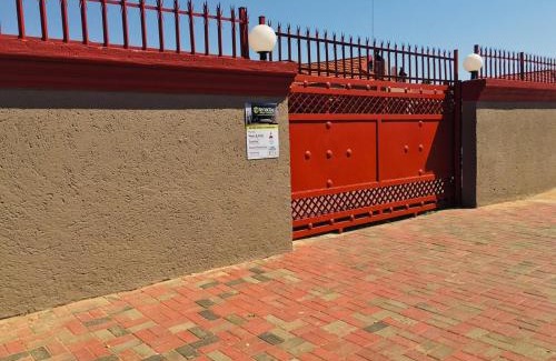 Mahikeng House | Tenacity Guesthouse - Riviera Park