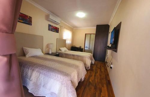 Mahikeng House | Tenacity Guesthouse - Riviera Park