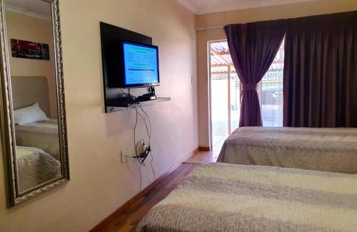 Mahikeng House | Tenacity Guesthouse - Riviera Park