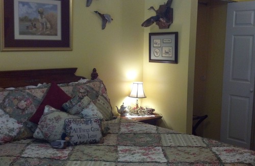 Whiteside Cabin | Tennessee River Bed and Breakfast Retreat! Lakefront! No Fees!