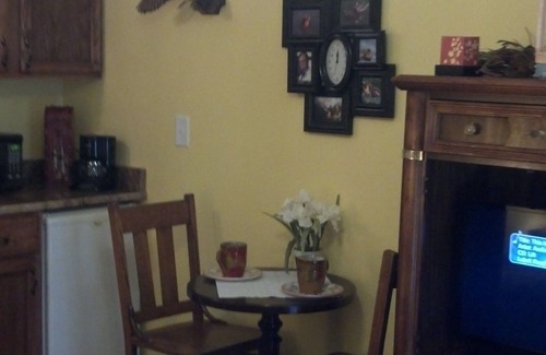 Whiteside Cabin | Tennessee River Bed and Breakfast Retreat! Lakefront! No Fees!