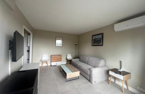 Villa Montmorency Apartment | Terrace one bedroom lacoste