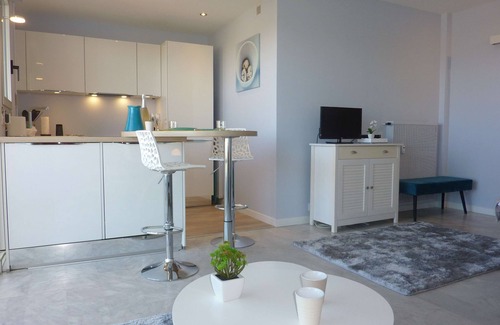 Golfe Juan Apartment | Terrassse on the top floor, view of the bay.