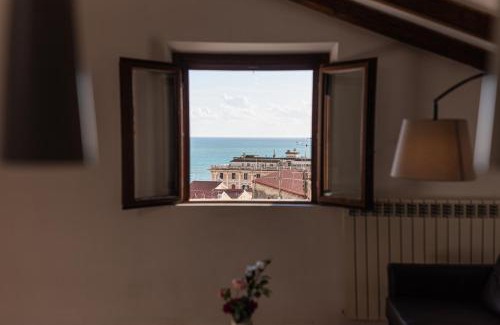 Rione Duomo Apartment | Terrazzo Privato & Vista sul Mare nel Centro Storico & Wi-Fi - Casa Dorotea