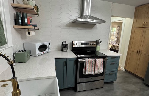 Bearss Plaza House | Terrific 3-bedroom 2 bedroom house in sunny Tampa near Busch Gardens and the Zoo