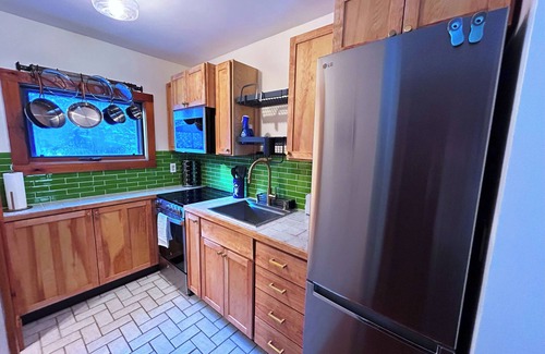 Leverett Apartment | Terrific 3-bedroom unit in charming Leverett with AC