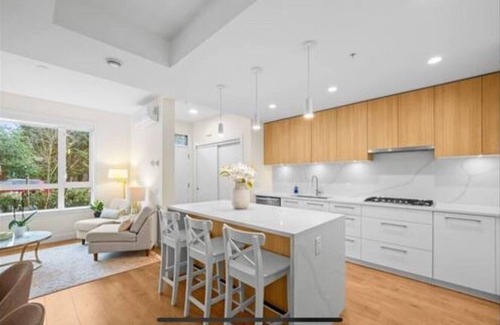 Pemberton Heights House | Terrific 4-bedroom townhome in enchanting North Vancouver with AC