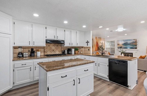 Highland House | Terrific 5-bedroom pool in prime location of Highland