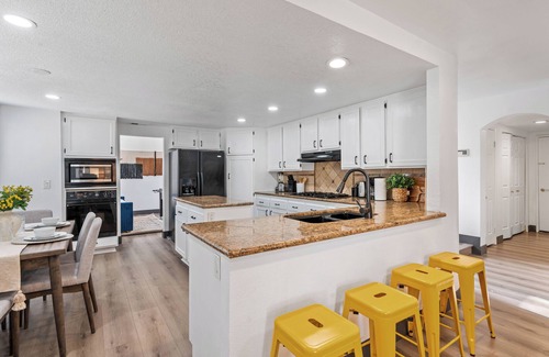 Highland House | Terrific 5-bedroom pool in prime location of Highland