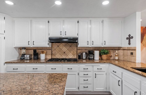 Highland House | Terrific 5-bedroom pool in prime location of Highland