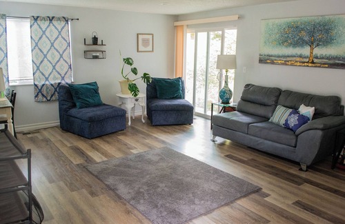 Salem House | Terrific family and pet friendly apartment near shopping, dining & the theater.