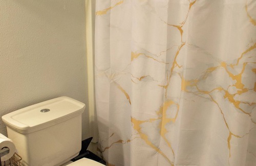 Salem House | Terrific family and pet friendly apartment near shopping, dining & the theater.