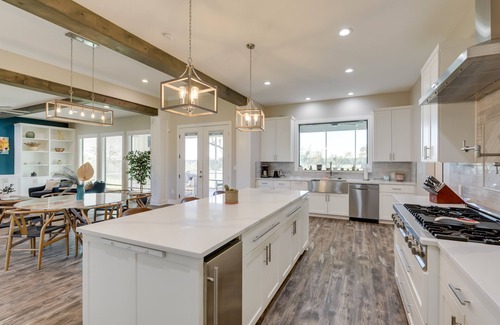 Manor House | Texas Farmhouse on 5 Acres: Patio & Grill!