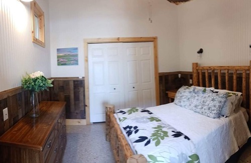 Johnson City House | Texas Hill Country. Wineries! Getaway! Enjoy the peaceful countryside.