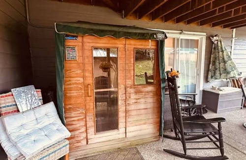 Graham House | tExclusive 1500 SQ.FT. 2BR Suite Hot Tub,Sauna,Gym,BBQ