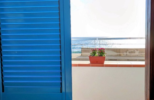 Santa Maria di Castellabate House | The House is located directly beside the sea and beach; it has a private big pat