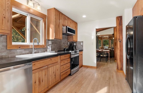 Sisters House | Thanksgiving Escape: 8+ Acre Waterfront Home w/Mountain Views & Pickleball Fun!