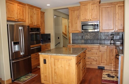 Sunriver Cabin | Thanksgiving special! Stay 4 nights get your 5th night free! Hot tub! Dogs ok!