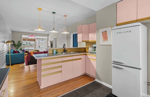 Drumheller House | That 70's Show | 2 Bed Retro Getaway | BBQ & More!