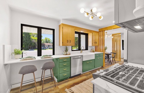 West End House | "That-Place!" Brand new remodel. 3 queen bedrooms, 2 full baths,2 living rooms.