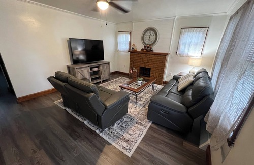 Steubenville Apartment | That's Amore! - Cozy 2-bedroom apartment in charming Steubenville with WiFi, AC