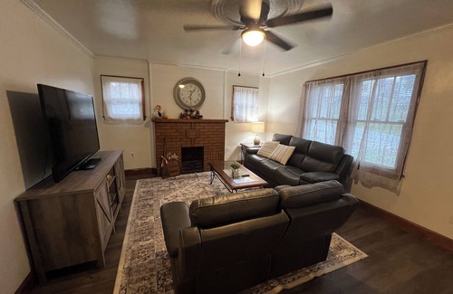 Steubenville Apartment | That's Amore! - Cozy 2-bedroom apartment in charming Steubenville with WiFi, AC