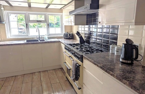 Chichester Cottage | Thatched Cottage with Secure Garden, Dog & Family Friendly!
