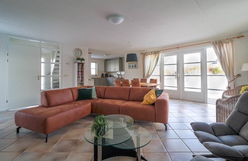 Makkum Villa | Thatched villa with bath in a holiday park