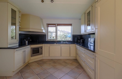 Makkum Villa | Thatched villa with bath in a holiday park