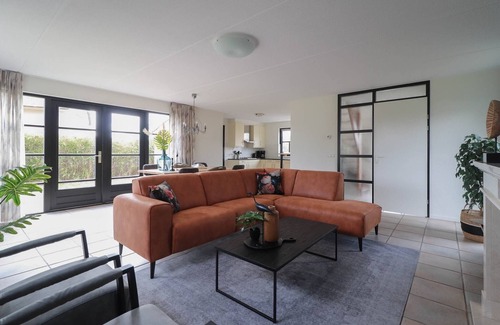 Makkum Villa | Thatched villa with bath in a holiday park